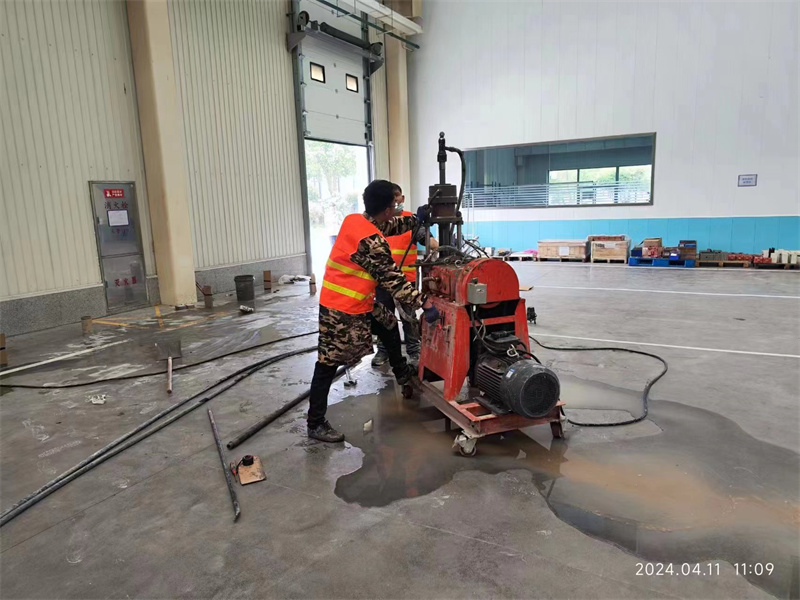 佛罗镇厂房地面下沉塌陷注浆加固施工